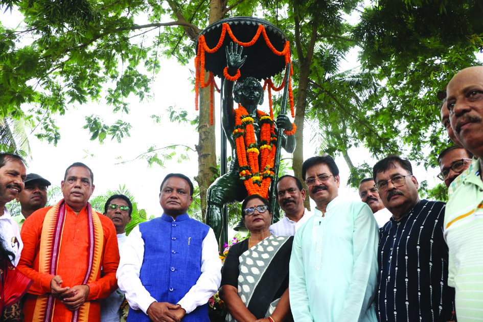ଶହୀଦ ବାଜି ରାଉତଙ୍କ ଜୟନ୍ତୀ: ଶ୍ରଦ୍ଧାଞ୍ଜଳି ଅର୍ପଣ କଲେ ମୁଖ୍ୟମନ୍ତ୍ରୀ ଓ ବାଚସ୍ପତି